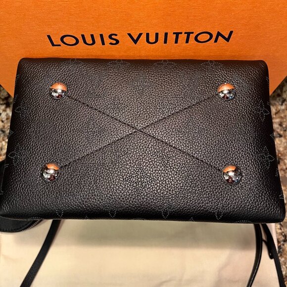 LOUIS VUITTON Bella Mahina Black Leather Shoulder / Hand Bag - Picture 6 of 13